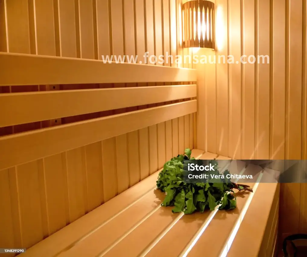 按摩师为顾客进行按摩